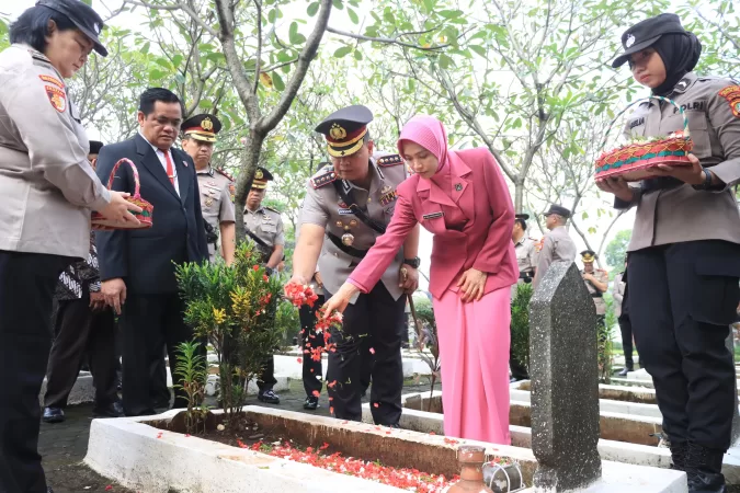 Polres Metro Bekasi Kota Gelar Ziarah dan Tabur Bunga di TMP Bulak Kapal
