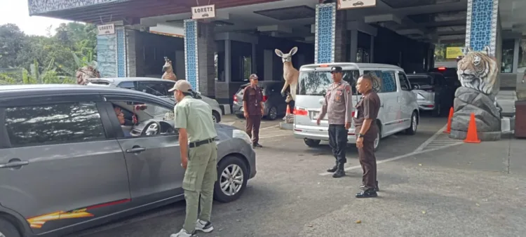 Polisi saat melakukan pengamanan di Pintu Masuk TSI (hms)