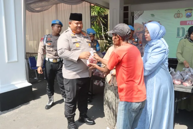 Kapolres Pasuruan serahkan Daging Kurban ke warga (hms)