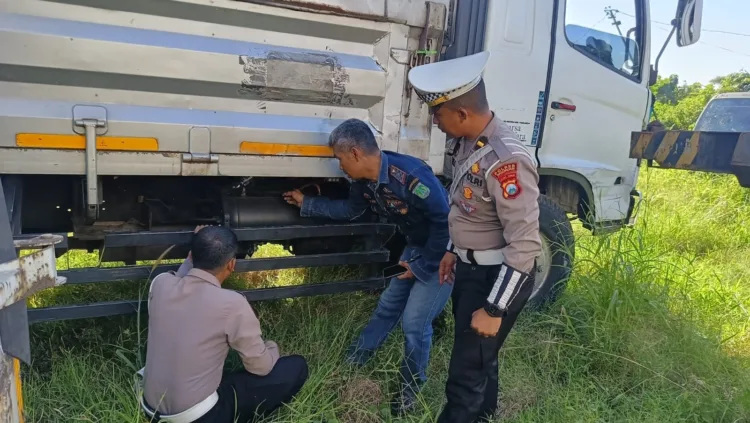 Kanit Gakkum Satlantas Polres Pasuruan bersma Dishub Cek Kendaraan Wings Box (Gakkum)