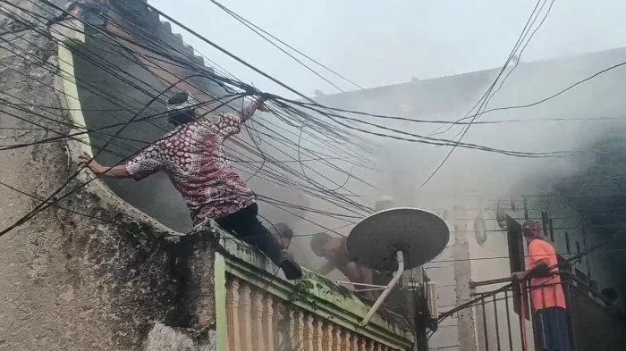 Charger HP di Atas Kasur, Rumah di Pondok Kopi Nyaris Terbakar