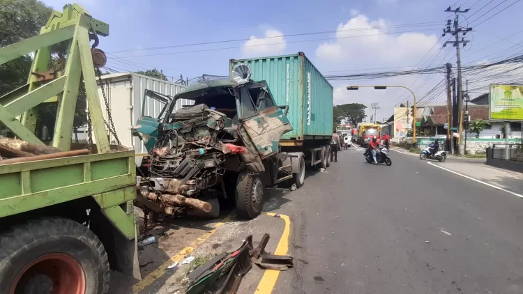 Rem Blong, Truk Kontainer Tabrak Dua Kendaraan di Simpang Patung Sapi Pandaan