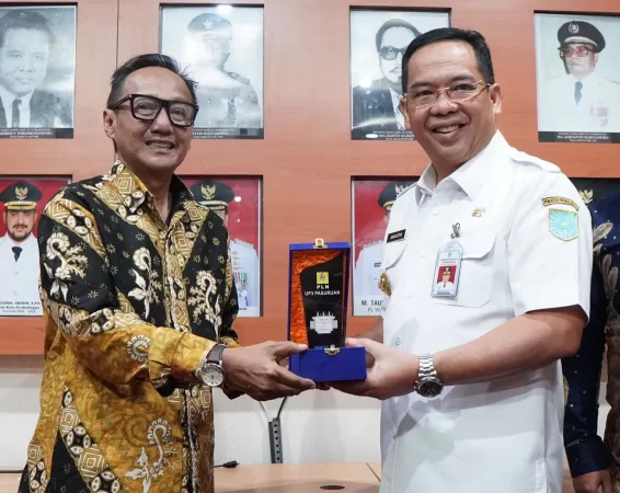 Manejer PLN UP3 Pasuruan saat menyerahkan Cindra Mata ke Wali Kota Probolinggo (BM)