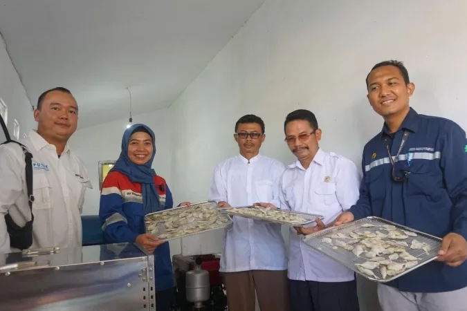 Pertamina NRE Dukung Nelayan Subang Olah Limbah Ikan Jadi Produk Ekonomis Berbasis Energi Surya