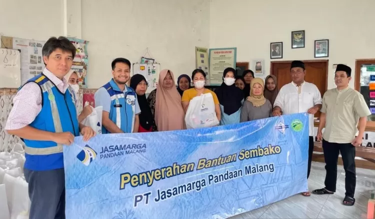 PT Jasamarga Pandaan-Malang Salurkan 1.000 Paket Sembako untuk Warga Sekitar Tol