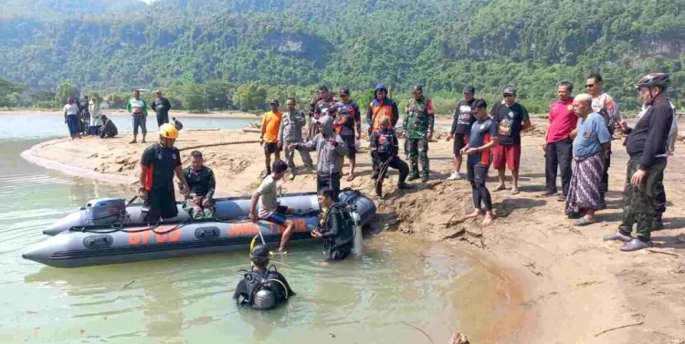 BPBD Mojokerto Pantau Proses Pencarian Korban Terseret Ombak di Pacitan