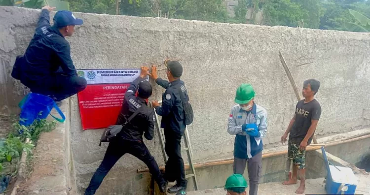 Buang Air Limbah ke Sungai, DLH Kota Bekasi Tutup Paksa Pipa Limbah Laundry di Cikiwul