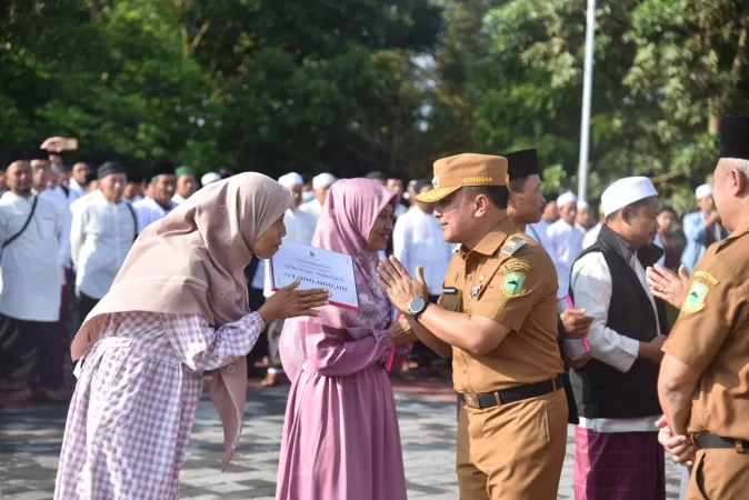 Bupati Kuningan Salurkan Insentif bagi 1.000 Guru Ngaji dan Imam Tajug