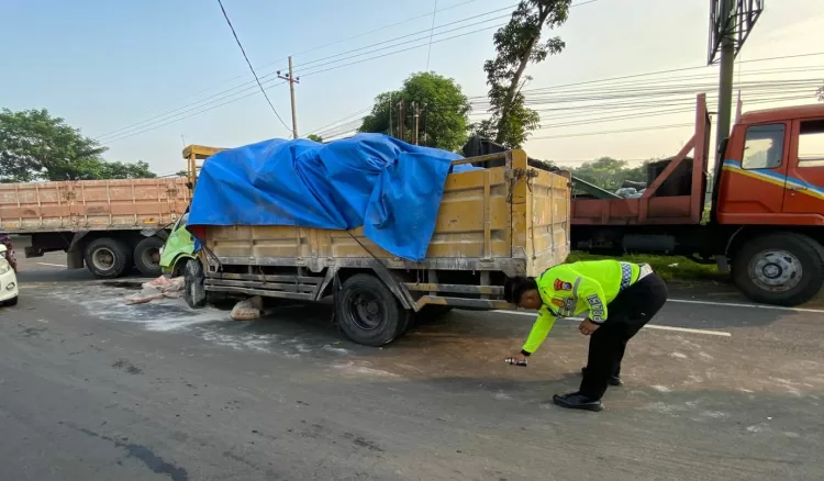 Diduga Ngantuk, Dua Truck Adu Banteng, Satu Tewas Usai Terjepit Kabin Truck