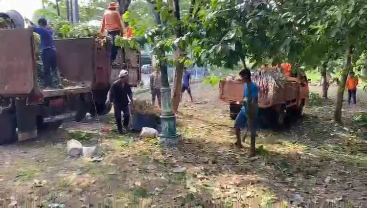 Saat petugas melaksanakan bersih-bersih masal.