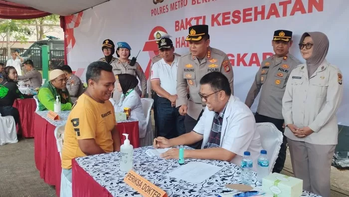 Polres Metro Bekasi Kota Bagikan Sembako untuk Ojol dan Gelar Pemeriksaan Kesehatan Gratis