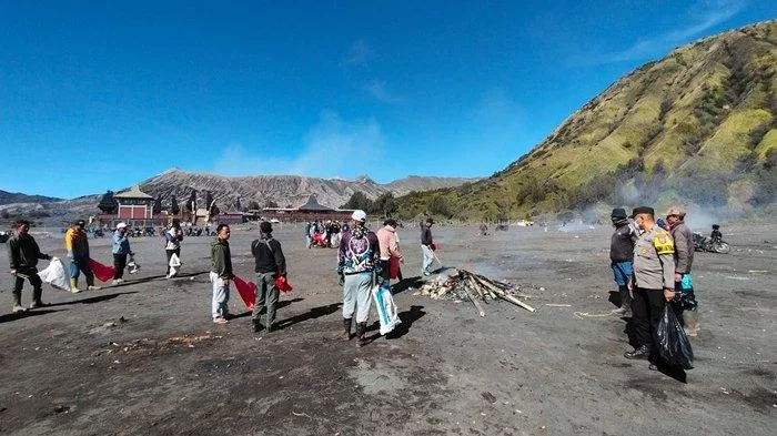 Usai Yadnya Kasada, Polres Probolinggo Bersihkan Kawasan Bromo
