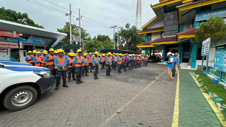 Petugas PLN melakukan apel (BM)