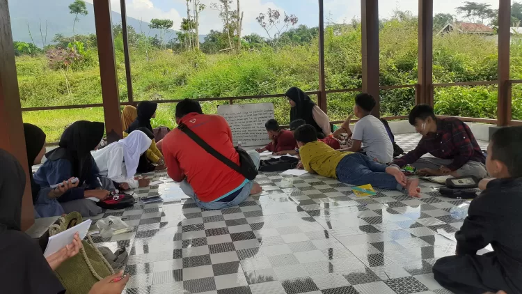 Mahasiswa KKN Unsika Sukses Gelar Rumah Belajar di Setialaksana Bersama Duta Baca Bekasi 2 Liburan Edukatif, Puluhan Anak di Pasuruan Asyik Belajar Bahasa Inggris