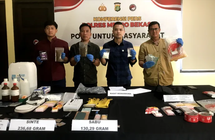 pihak kepolisian saat menunjukkan barang bukti