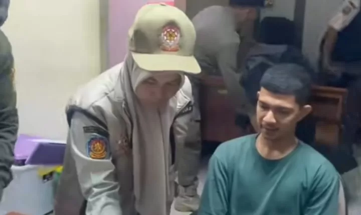 Penjaga toko saat diamankan