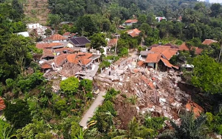 Tanah Bergerak di Purwakarta Makin Ganas, Puluhan Rumah Hancur, Makam Dipindah!