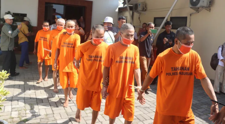 Daur Ulang Sampah Plastik ala Bos Iwan Tuai Apresiasi, Ketua Aing: Pemkot Bekasi Harus Memfasilitasi 1 Kronologi Lengkap Ayah Kandung dan Enam Pria Lain Perkosa Anak Selama Hampir Setahun