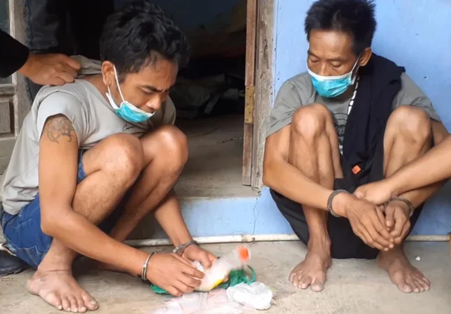 Bejat ! Bapak di Bekasi Ini Tega Perkosa 2 Anak Kandungnya Selama Bertahun-tahun 1 Terkenal Licin, Bandar dan Pengedar Sabu di Pasuruan Akhirnya Ditangkap