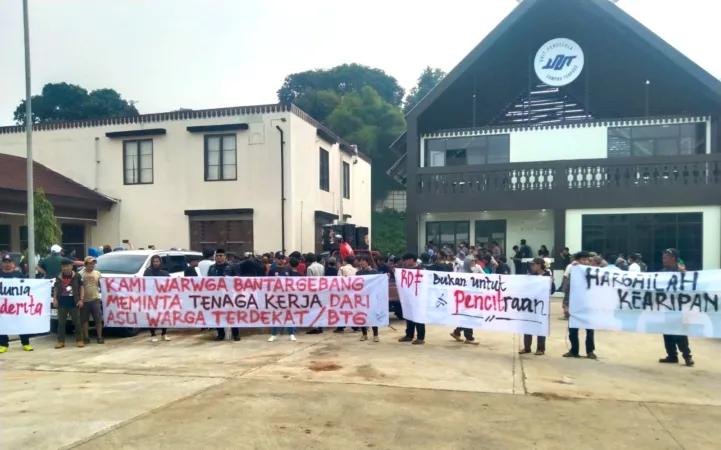 Usai Viral Anak Pemulung di Bekasi yang Ditolak SMP Negeri, Kini Masuk Lewat Jalur Zonasi 1 Tolak Rekrutmen Online, Warga Bantargebang Demo RDF Pemprov DKI di Bantargebang