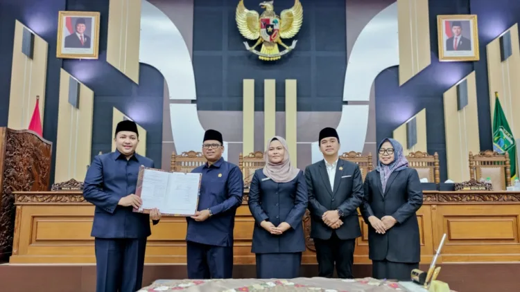 Dijanjikan HP Baru, Ayah di Mojokerto Tega Cabuli Anak Tiri Umur 14 Tahun 1 Bupati Pasuruan bersama pimpinan DPRD foto bersama usai sahkan P-APBD 2025 (ist)