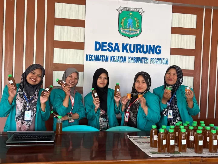 Mahasiswa KKN STITNU ALHIKMAH Mojokerto Ajak Ibu PKK Kurung Kreasi Minuman Herbal Serai