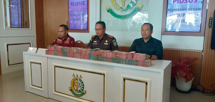 Untung Hingga Ratusan Juta, Polisi Ungkap Kasus Minyak Curah Dikemas Botol Tanpa Label 1 Kejaksaan Negeri Kabupaten Pasuruan pamerkan uang hasil sitaan PKBM (BM)