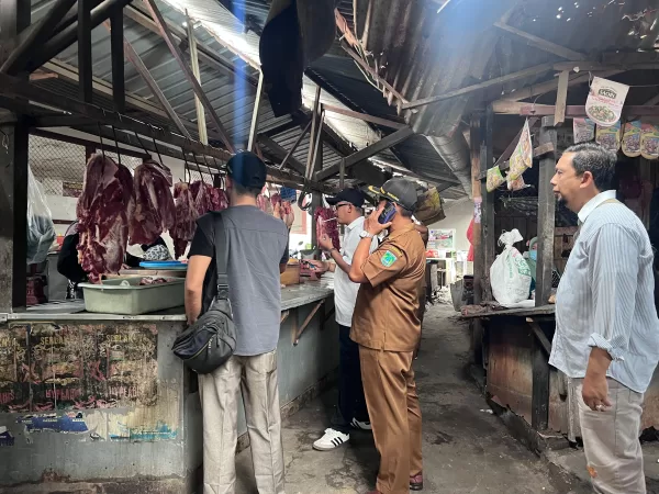 Viral Pengeroyokan di Pasuruan, Polisi: Hanya Masalah Pribadi! 2 Komisi II saat sidak pasar daging di Pandaan (ist)