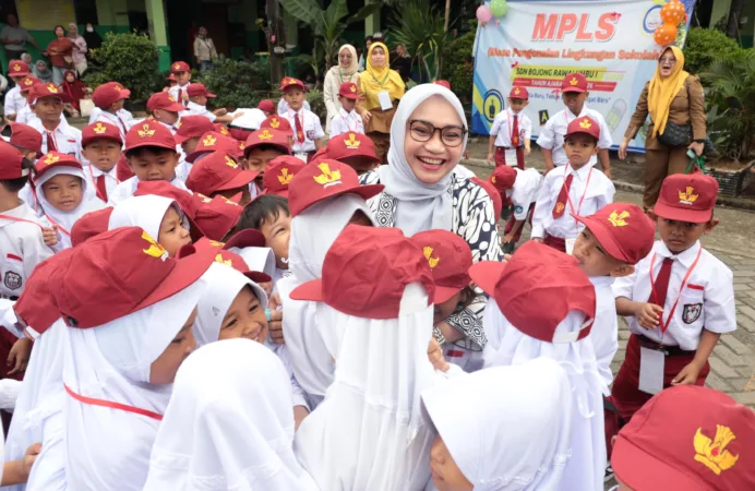 Ketua TP PKK Kota Bekasi Tinjau MPLS, Ajak Siswa Fokus Raih Cita-Cita dan Jauhi Perundungan