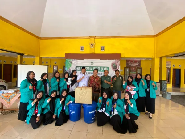 PLN UP3 Pasuruan Sukses Dukung Peresmian Ribuan Koperasi Desa Merah Putih 1 Mahasiswa, Dosen Pembing foto bersama Kepala Desa Kurung (BM)