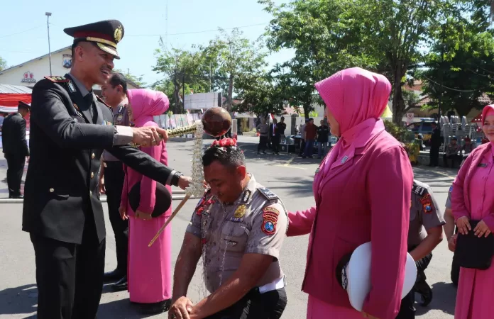 Hari Lalu Lintas Bhayangkara, Polisi Distribusikan Ribuan Liter Air Bersih 2 Sejumlah Anggota Polres Pasuruan Kota Naik Pangkat di HUT Bhayangkara Ke-79