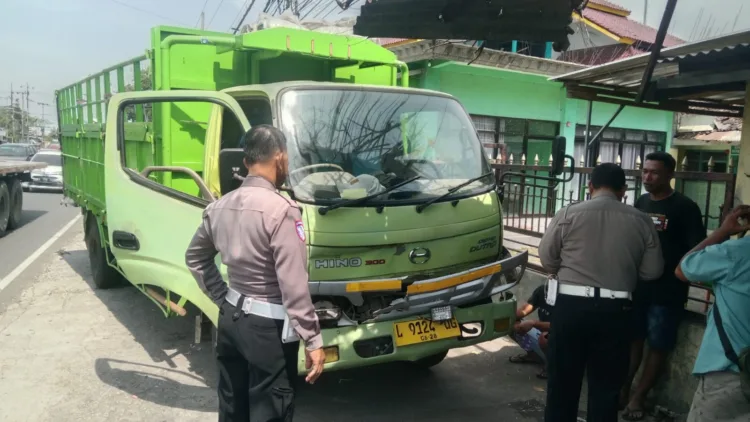 Diduga Kurang Konsentrasi, Truck Tabrak Pick Up di Pasuruan