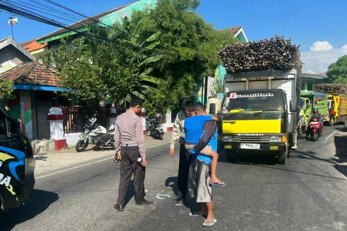 Tempat Pengepul Ronsokan di Bekasi Terbakar, 15 Ekor Kambing Jadi Korban 2 Hendak Nyalip, Warga Tembokrejo Pasuruan Tewas Usai Tabrak Truk