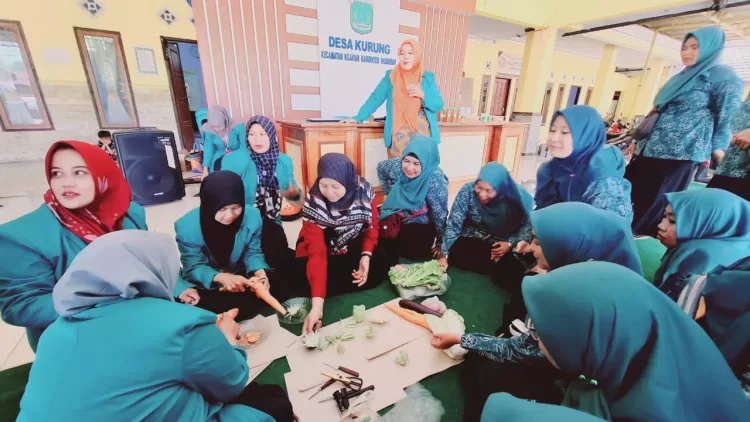 PKK Desa Kurung dan Mahasiswa KKN STITNU Al-Hikmah Mojokerto Wujudkan Kebersamaan Lewat Tumpeng