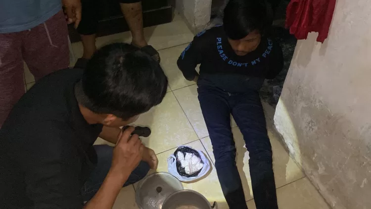 Khofifah Ajak Mahasiswa Tiongkok Promosikan Wisata Jawa Timur 2 Polisi Saat melakukan penggledahan dirumah Pelaku S (hms)