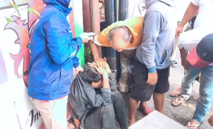 Satroni Rumah Kosong, Maling di Pasuruan Ini Bonyok Dihajar Warga 1 Pura-Pura Minta Nasi, Dua Remaja di Pasuruan Curi LPG, Satu Dimassa Satu Terkapar di Aspal