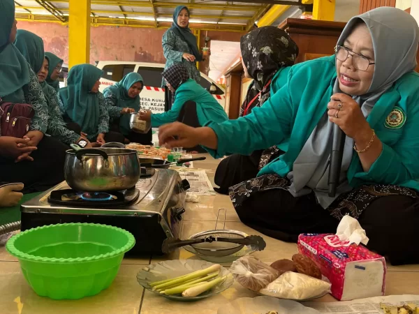 Sinopsis Film ‘Panggil Aku Ayah’ - Ketika Kasih Sayang Tumbuh dari Sosok Tak Terduga 1 Mahasiswa KKN STITNU ALHIKMAH Mojokerto Ajak Ibu PKK Kurung Kreasi Minuman Herbal Serai