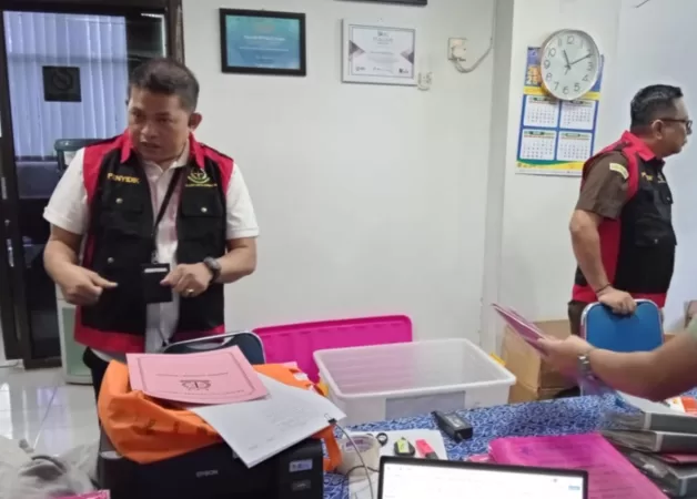 Diduga Terlibat Korupsi Kredit Puluhan Miliar, Kejari Cirebon Geledah Kantor BPR