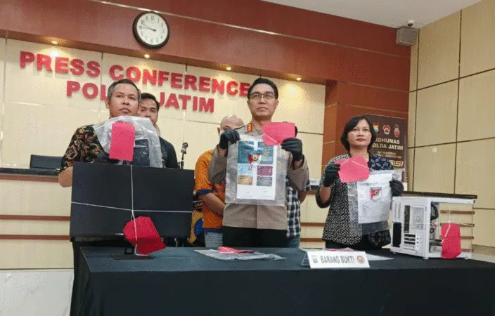 Ayah Kandung dan 6 Tetangga di Pasuruan Perkosa Anak di Bawah Umur 1 Janjikan Kerja di Luar Negeri, Warga Surabaya Selundupkan 12 Imigran Ilegal ke Jerman dan Spanyol