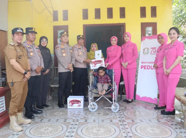 Frits Saikat: Kebijakan Seragam Disdik Bekasi Buka Celah Pungli 1 Kapolres Metro Bekasi dan Bhayangkari Serahkan Kursi Roda untuk Warga Disabilitas di Sukawangi
