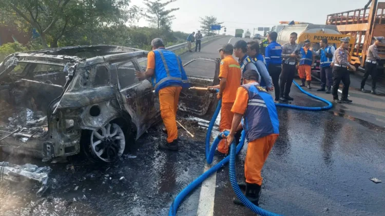 Toko Bangunan di Bekasi Dibobol Maling, Kerugian Capai Rp1 Miliar Lebih 1 Menepi dan Tabrak Guard Rail, Range Rover Terbakar di Tol Malang-Surabaya