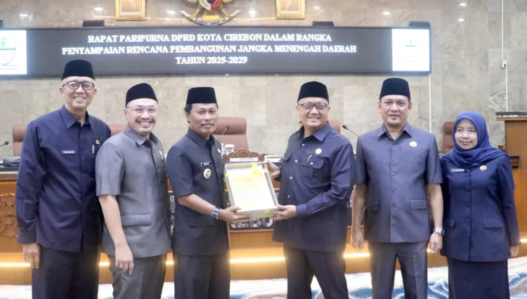 Perkuat Solidaritas Sosial dengan Masyarakat, LAKRI Bagikan 1.000 Paket Sembako untuk Anak Yatim dan Dhuafa 1 DPRD Kota Cirebon Terima Raperda RPJMD 2025–2029