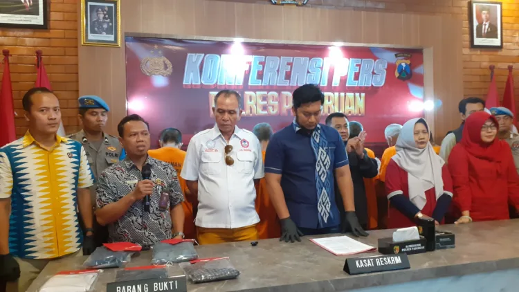 Empat Pelajar Diamankan Polisi Usai Tawuran Berdarah di Kedungwaringin Bekasi 1 Ayah dan 6 Tetangga di Pasuruan Perkosa Anak di Bawah Umur