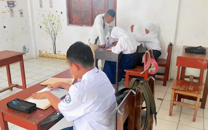 Demo di SMAN 4 Serang Ricuh, Massa Tuntut Penuntasan Kasus Dugaan Pelecehan Seksual 1 SMP Swasta di Bekasi Ini Hanya Dapat 3 Murid Baru Tahun Ini