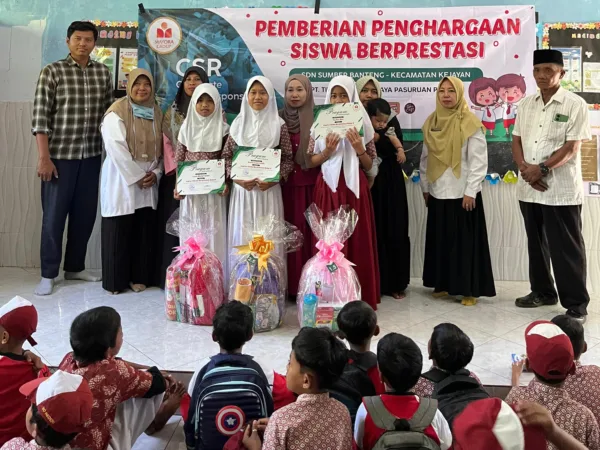 PT TFJ Plant 2 memberikan penghargaan kepada siswa berprestasi (BM)