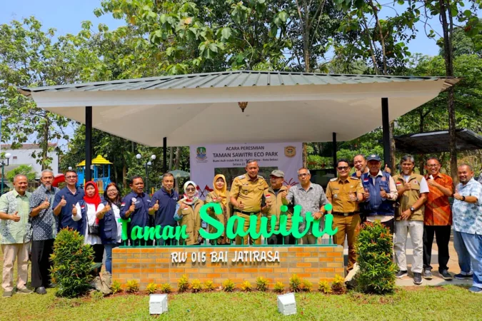 Bawa Bekal dari Istri, Wali Kota Bekasi Makan Siang Bersama Pelajar, Seperti Apa Keseruannya? 1 Wali Kota Bekasi Resmikan Taman Sawitri Eco Park di Jatiasih