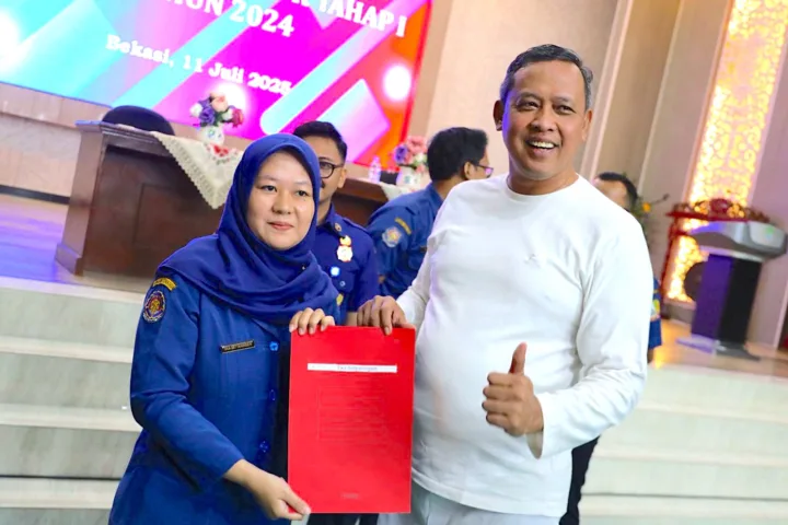 Serahkan SK PPPK Personel Damkar, Wali Kota Bekasi: Gercep Respon Kebutuhan Darurat