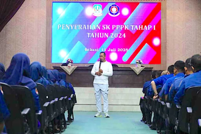 Serahkan SK PPPK Personel Damkar, Wali Kota Bekasi: Gercep Respon Kebutuhan Darurat