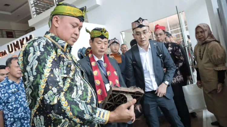 Bawa Bekal dari Istri, Wali Kota Bekasi Makan Siang Bersama Pelajar, Seperti Apa Keseruannya? 1 Pemkot Bekasi dan Izumisano Jepang Jalin Kerja Sama Internasional di 9 Sektor Unggulan