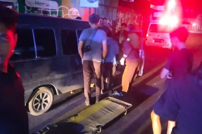 Diduga Serangan Jantung, Pengemudi Minibus Tewas Mendadak di Lampu Merah Pantura Cirebon